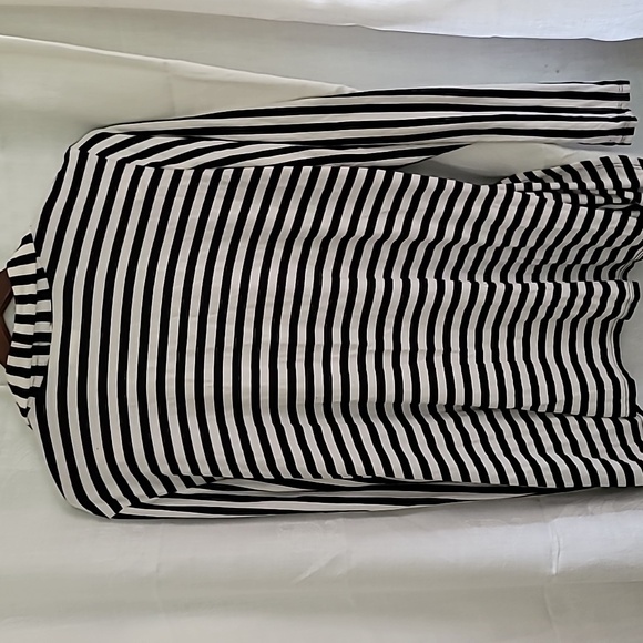 Black and white striped shrug, size XL, used in good condition. - Picture 3 of 3
